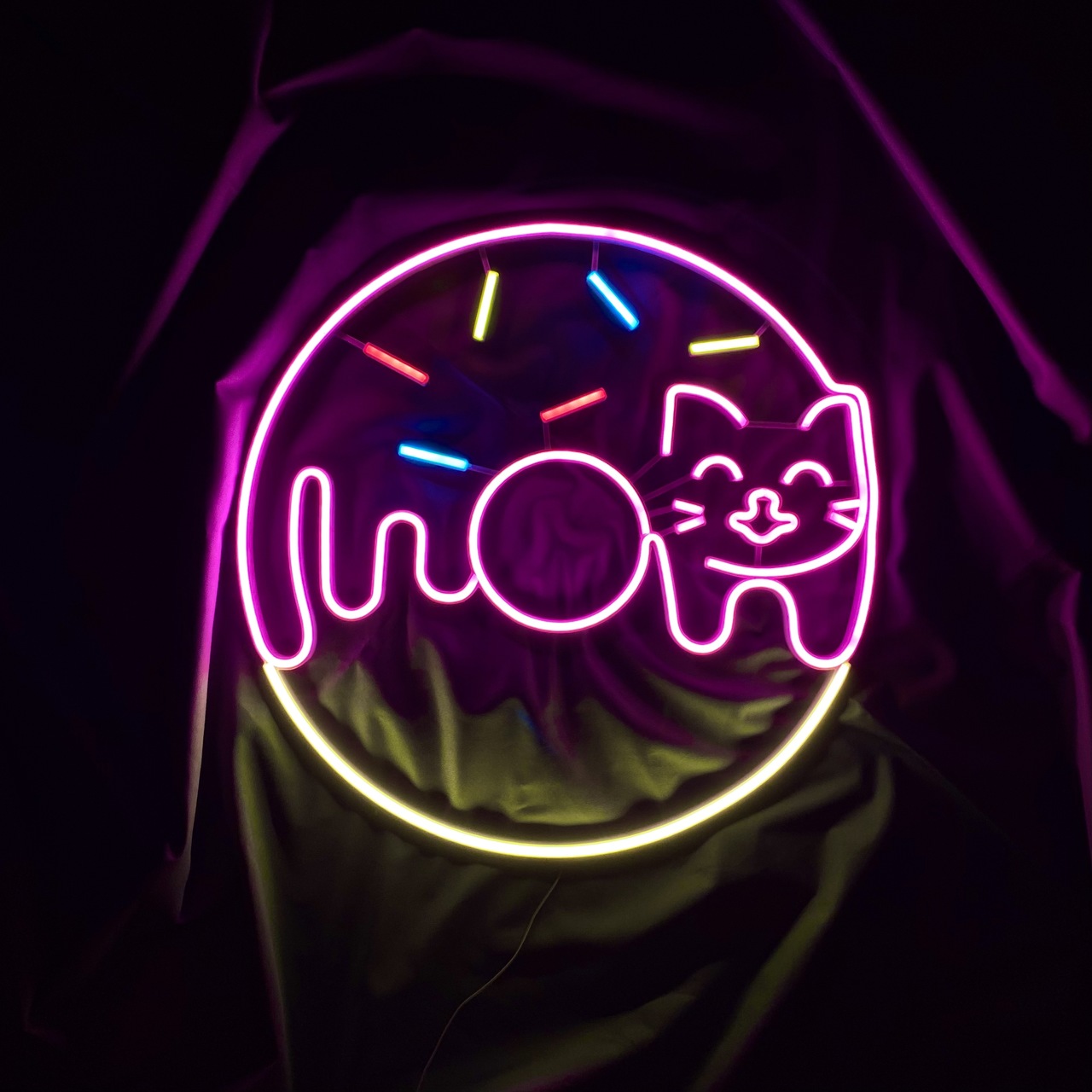 neon donut z kotem